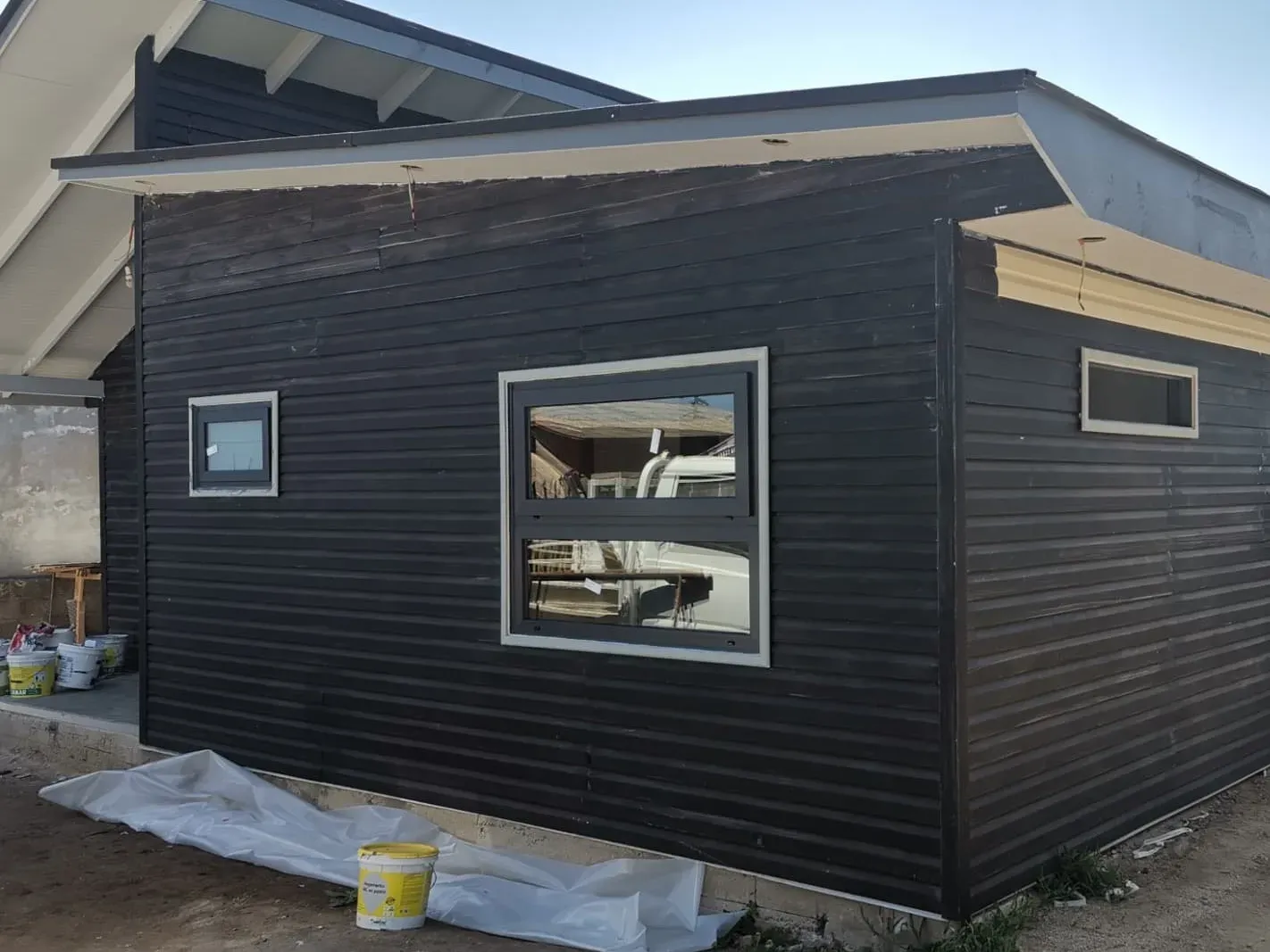 Vivienda revestida en madera, ventanas instaladas