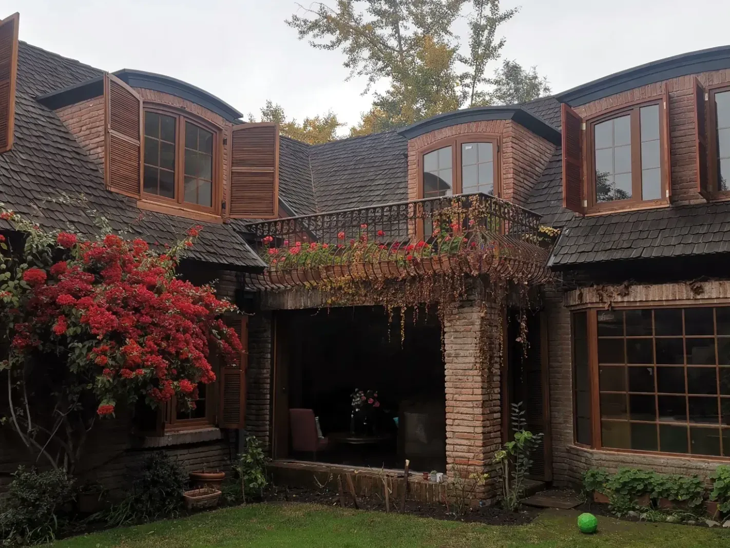 Fachada completa con ventanas símil madera
