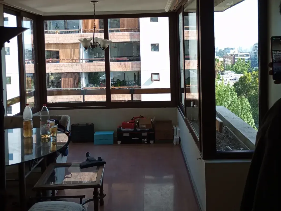 Living con ventanales de piso a cielo
