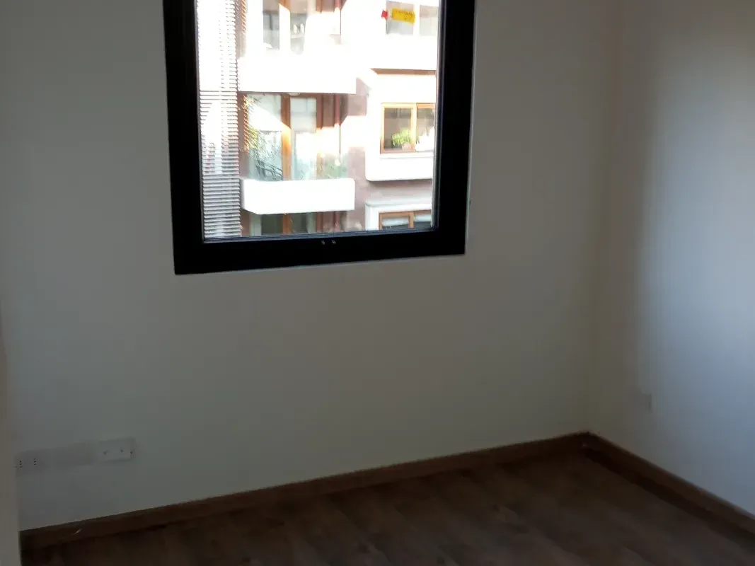 Ventana con marco en tono oscuro