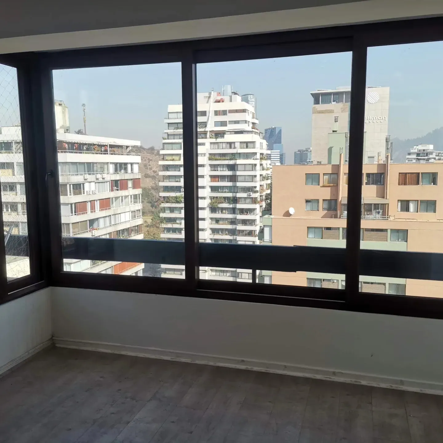 Ventanal en esquina con vista a la ciudad