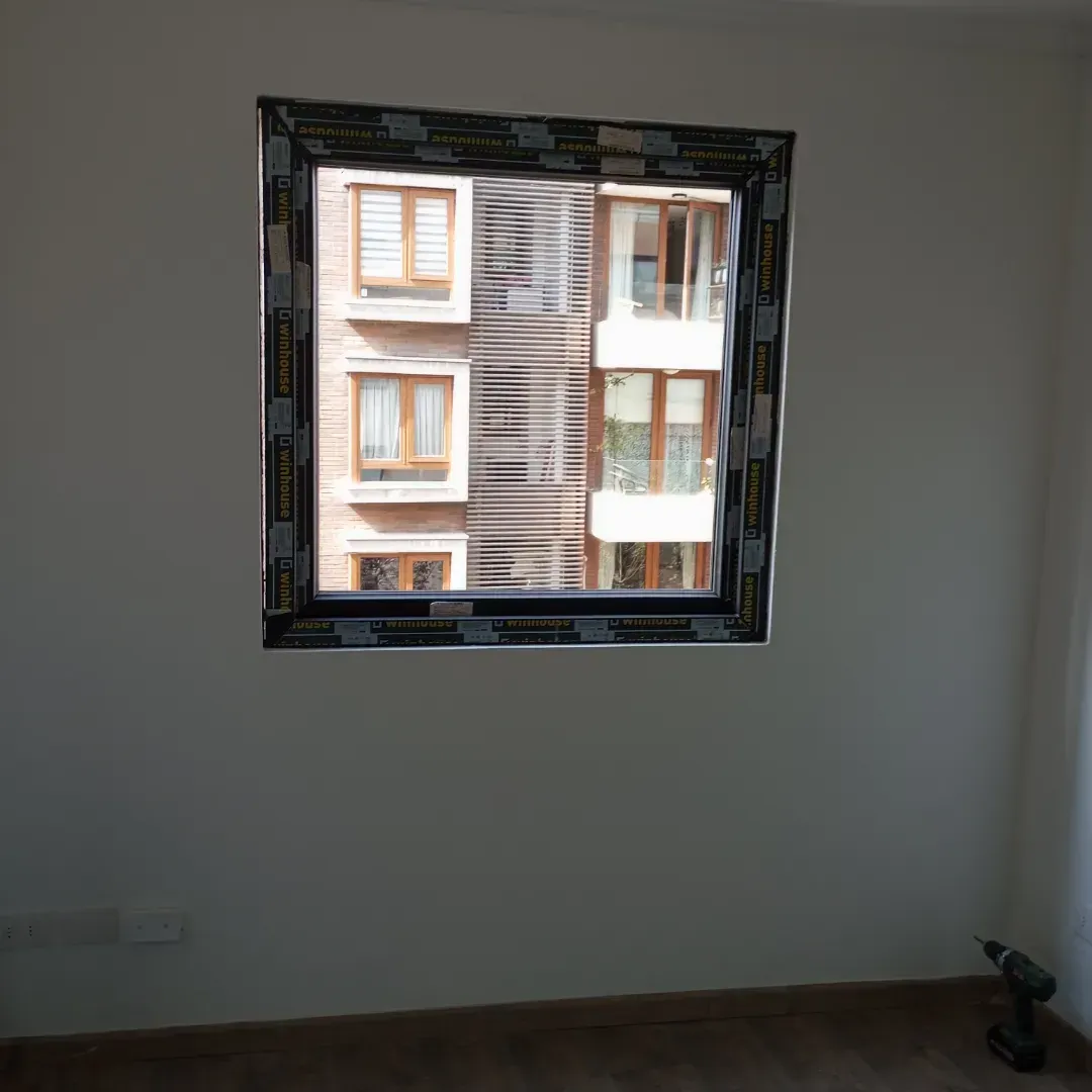 Ventana recién instalada, aún con el film de fábrica