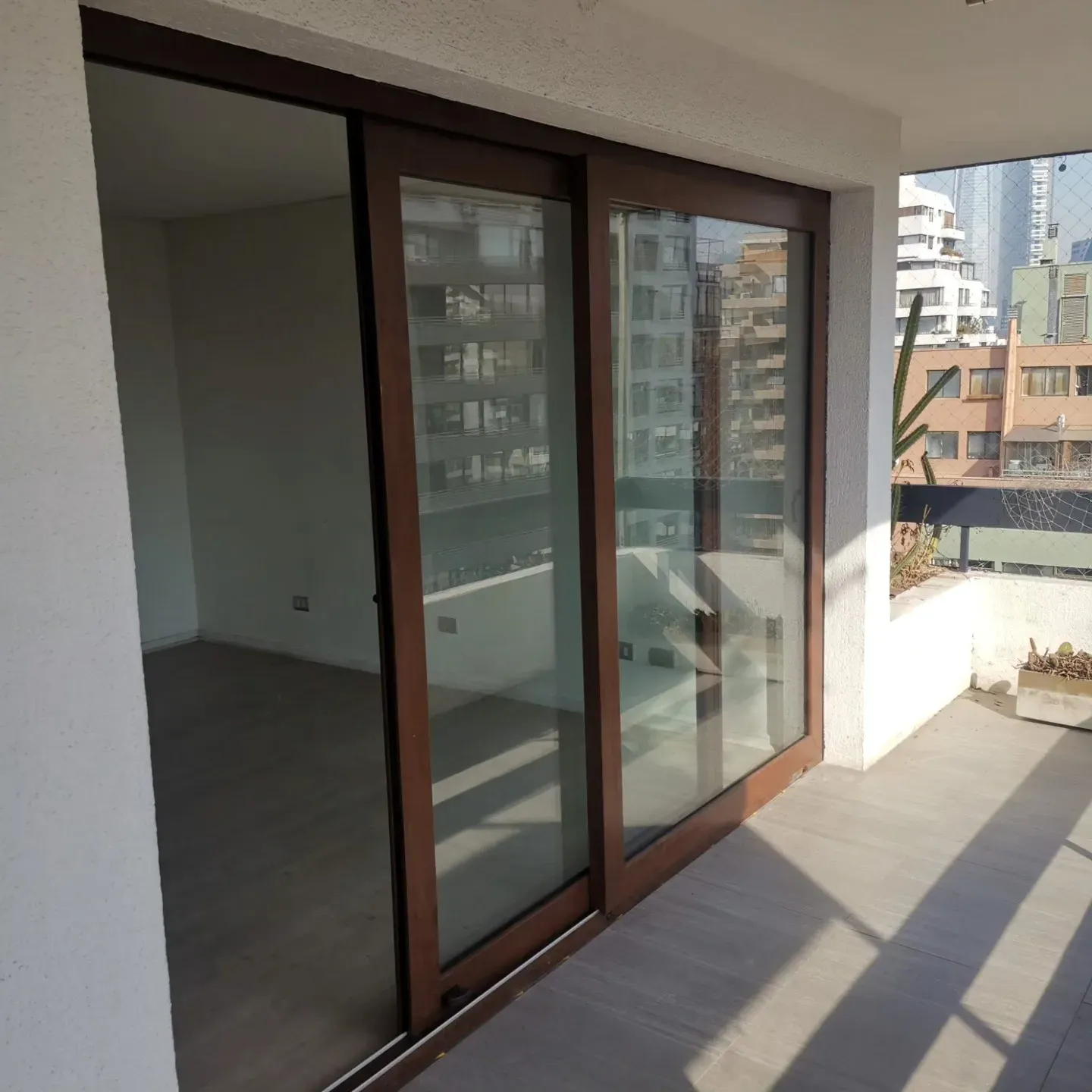 Puerta corredera símil madera hacia la terraza