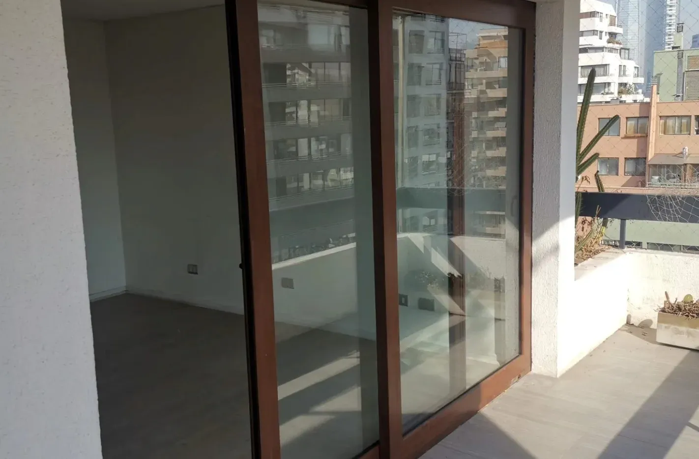 Puerta corredera de PVC en terminación símil madera hacia una terraza