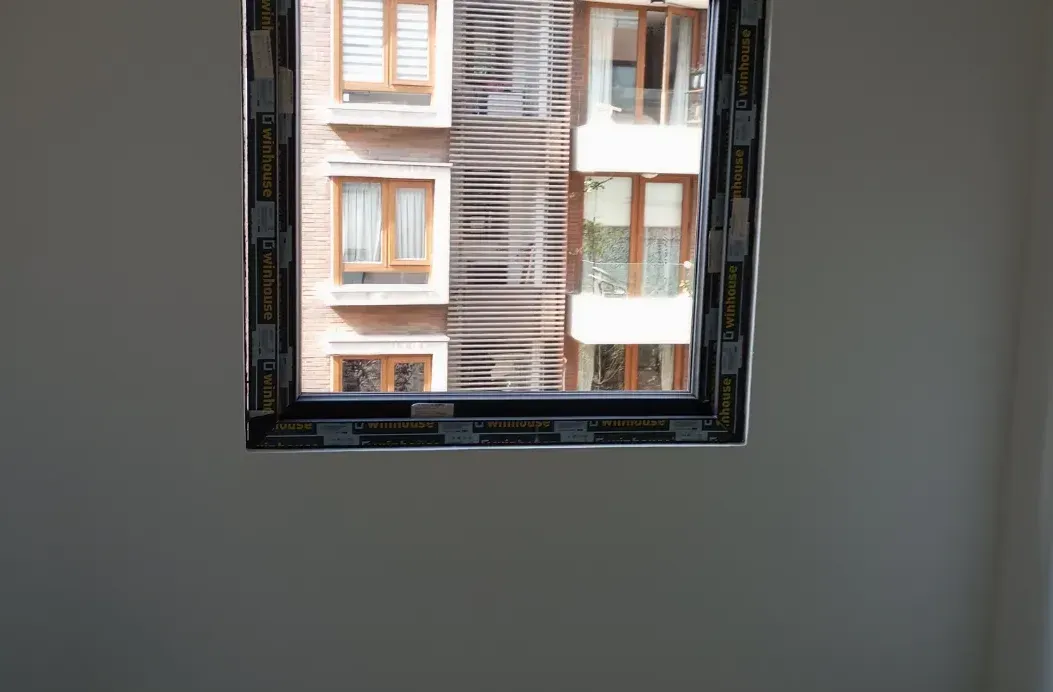 Ventana de PVC de hoja única instalada en una habitación